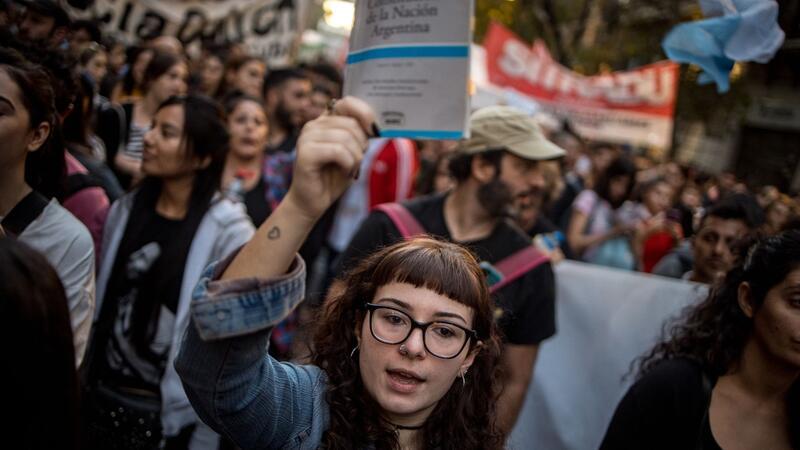 Demonstrantinnen und Demonstranten fordern finanzielle Unterstützung für staatliche Hochschulen und Universitäten in Argentinien.