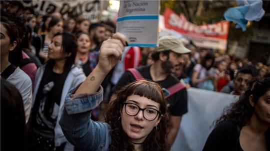 Demonstrantinnen und Demonstranten fordern finanzielle Unterstützung für staatliche Hochschulen und Universitäten in Argentinien.