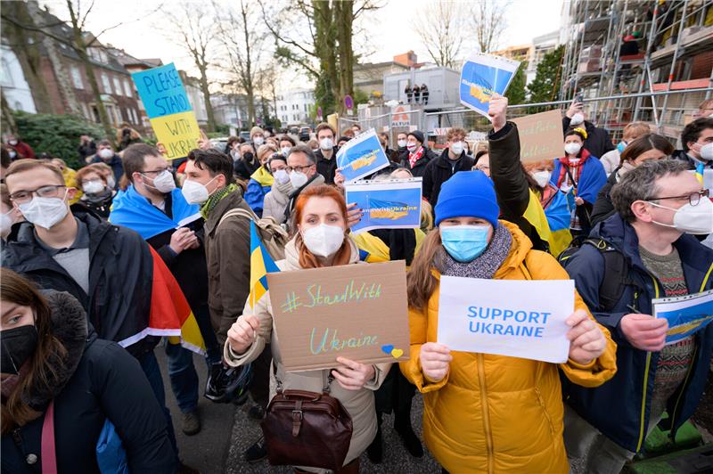 200 Demonstranten bei Kundgebung für die Ukraine Demonstrantinnen zeigen Plakate mit der Aufschrift "#StandWithUkraine" und "Support Ukraine". Rund 200 Menschen haben sich laut Polizei am Mittwoch vor dem russischen Generalkonsulat in Hamburg zu einer Solidaritätskundgebung mit der Ukraine versammelt. Aufgerufen zu der Kundgebung hatten die Hamburger Jugendorganisationen von SPD, Grünen, CDU und FDP. Foto: Jonas Walzberg/dpa