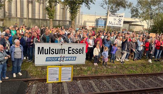 Demonstration an der Bahnstrecke Stade - Bremervörde: Bürger machen sich für die Reaktivierung stark. Fotos: Vasel