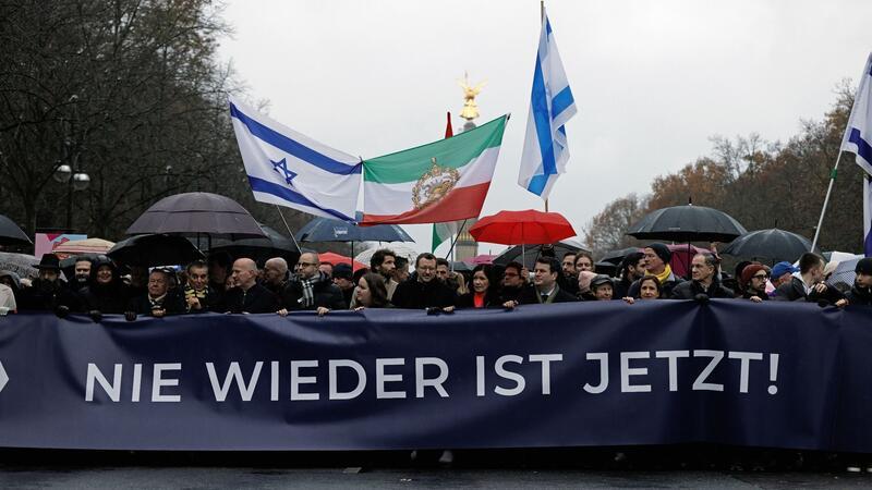 „Es sind zu wenige“: Demonstration in Berlin gegen Antisemitismus Demonstration gegen Antisemitismus in Berlin unter dem Motto „Deutschland steht auf - Nie wieder ist jetzt!“.