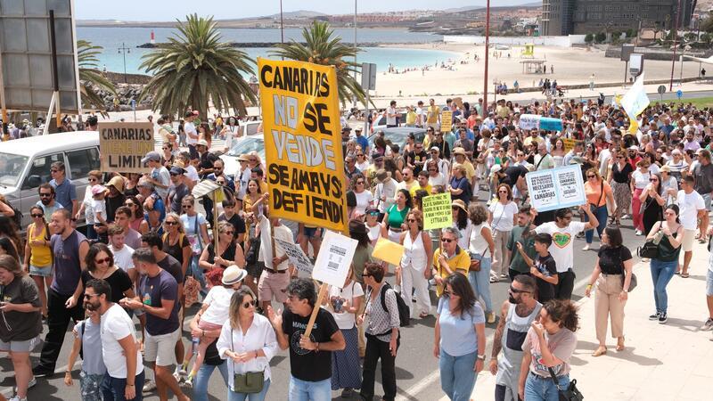 Zehntausende protestieren auf den Kanaren gegen Massentourismus Demonstration gegen das Massentourismusmodell auf Fuerteventura.