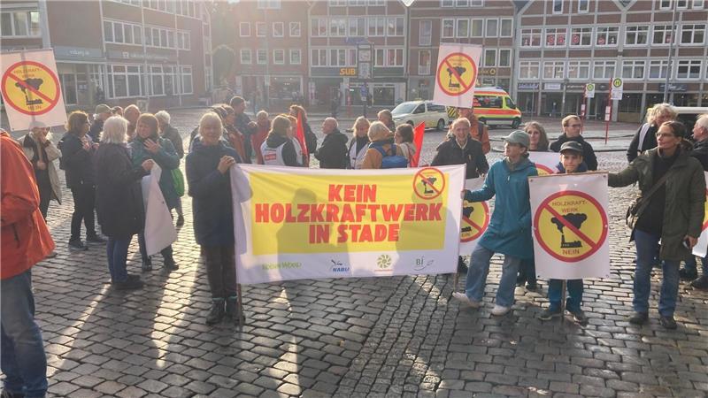 Demonstration gegen das geplante Holzkraftwerk am 21. Oktober auf dem Stader Pferdemarkt.