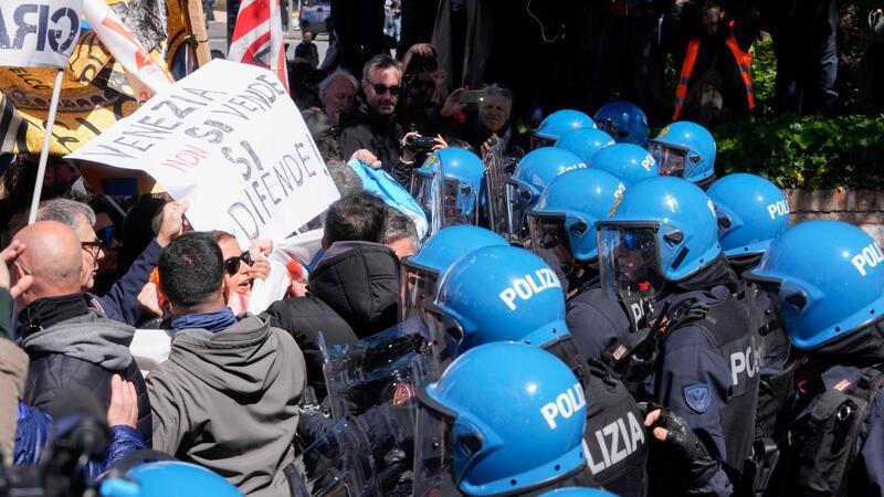 Fünf Euro für Venedig - Chaos zu Beginn Demonstration gegen die Venedig-Touristensteuer.