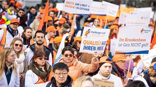 Demonstration von Uniklinik-Medizinern auf dem Opernplatz in Hannover.