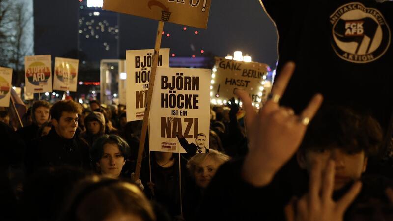 Scholz lobt Demos gegen rechts: „Wir Demokraten sind viele“ Demonstration vor dem Roten Rathaus in Berlin.