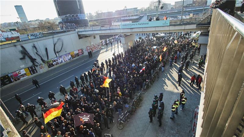 BKA: Politisch motivierte Kriminalität steigt um 40 Prozent Demonstrationen von Rechtsextremisten waren zuletzt häufiger von Gegendemonstrationen begleitet. (Archivfoto)
