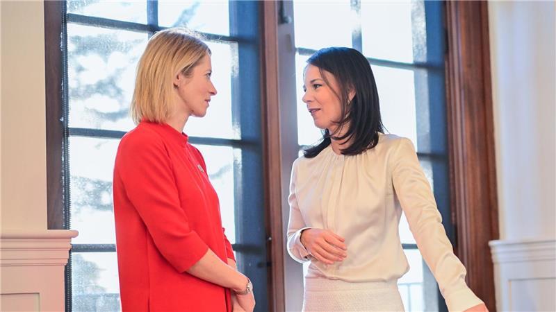 Trump-Turbulenzen: Außenminister ringen um Geschlossenheit Demonstrative Solidarität mit Kanada: Außenministerin Annalena Baerbock (Grüne) und die EU-Außenbeauftragte Kaja Kallas (l) zeigen sich beim Treffen der G7-Außenministerinnen und -Minister in den Landesfarben des von US-Präsident Donald Trump attackierten Landes.
