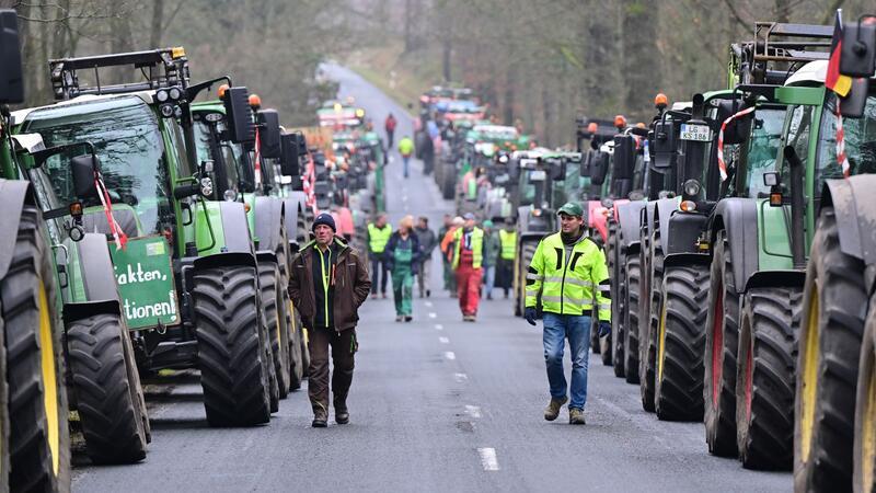 Demonstrierende Landwirte blockieren eine Zufahrt zum Rüstungskonzern Rheinmetall.