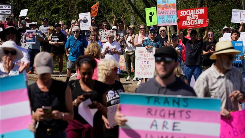 Landesweite Proteste gegen Trump in den USA Demonstrierende forderten unter anderem, Menschenrechte zu achten und die soziale Sicherung nicht anzutasten.