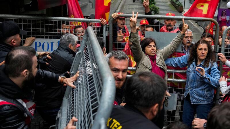 Polizei verhindert Mai-Protest in Istanbul Demonstrierende geraten in Istanbul mit Polizeibeamten aneinander. Dutzende Menschen, die versuchten, den Taksim-Platz zu erreichen, wurden festgenommen.