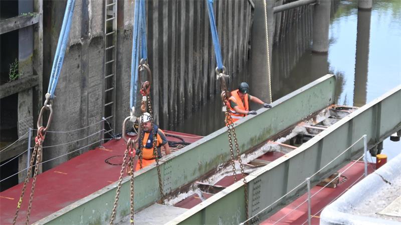 Alte Rollbrücke am Haken: So liefen die Arbeiten über der Este Demontage der Rollbrücke in Cranz: In den Löchern saß das Gegengewicht.