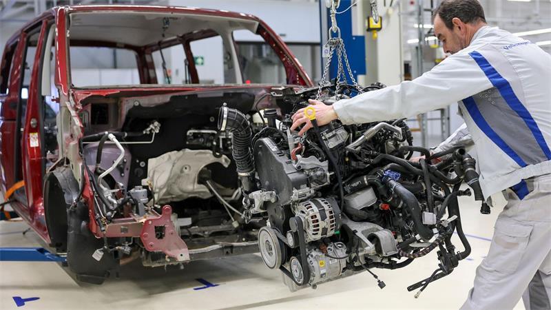 Experte zu bedrohten VW-Werken: „Wettrennen ums Überleben“ Demontage und Recycling von Altfahrzeugen wird als neues Standbein für das Zwickauer VW-Werk aufgebaut. Allerdings bietet dieser Bereich auf absehbare Zeit nur einem Bruchteil der bisherigen Beschäftigten Arbeit. (Archivbild)