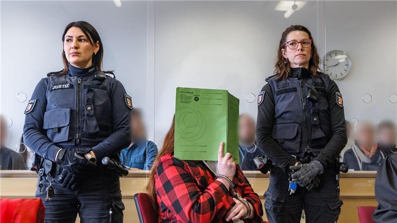 Den 24 Jahre alten Eltern wird vorgeworfen, ihr Kind durch Unterlassen getötet zu haben.