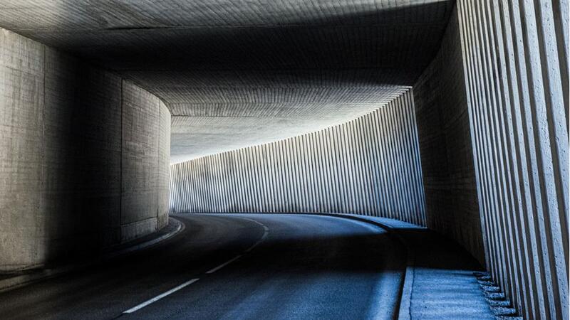 Den 3. Platz besetzt das Foto von Hildegard Weber-Hagen mit Licht und Schatten im Verlauf einer Kurve.