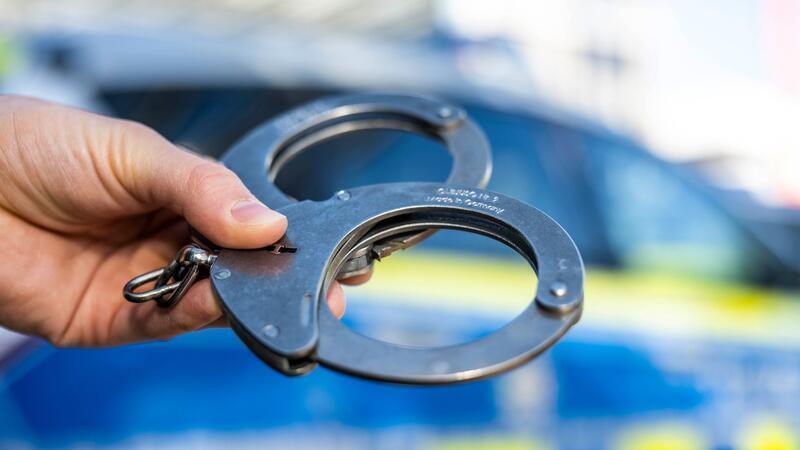 Den 36-jährigen Tatverdächtigen nahmen Einsatzkräfte demnach nur wenig später in der Nähe des Supermarktes fest. (Symbolbild).