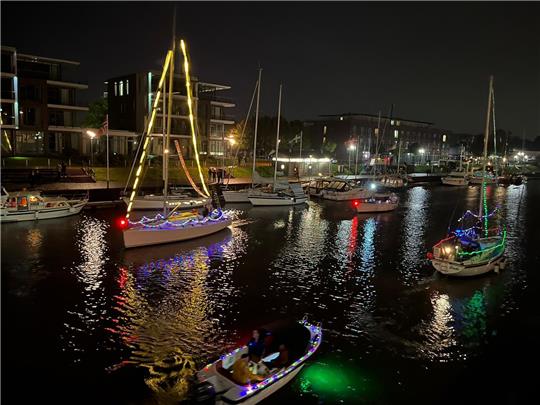 Den Abschluss der Segelsaison feierten die Skipper wieder mit einer Lampionfahrt durch den Stader Stadthafen. Foto: Feindt