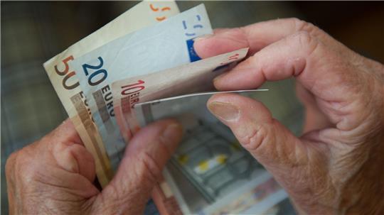 Den Älteren in Deutschland soll das Geld nicht ausgehen - doch wer zahlt dafür? (Archivbild)