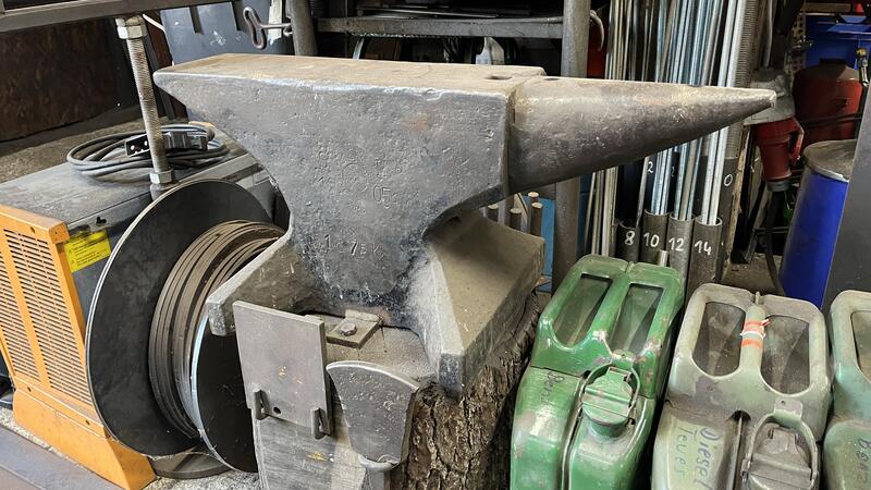 Dieser Nottensdorfer brennt für seine Handwerkskunst Den Amboss aus seiner Lehrzeit benutzt Olaf Bremer bis heute noch.