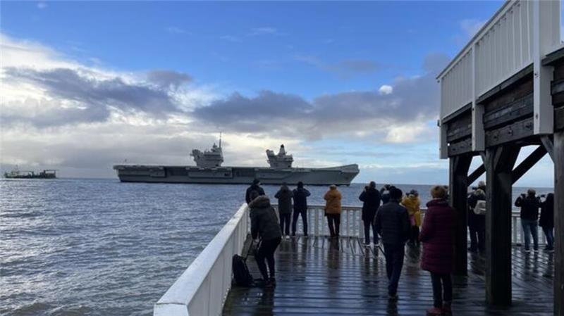 Flugzeugträger HMS Queen Elizabeth auf der Elbe unterwegs nach Hamburg Den Anblick des an der Alten Liebe vorbeigleitenden englischen Flugzeugträgers "Queen Elizabeth" wollten sich zahlreiche Schiffsliebhaber und -spotter nicht entgehen lassen.