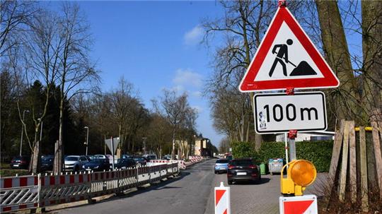 Den Anblick kennen Bahnfahrer in Hechthausen: Die Neugestaltung des Bahnhofumfeldes kommt nur schleppend voran.