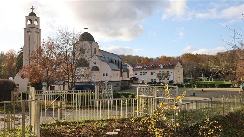Den Angaben der Ermittler zufolge war das Kind unverletzt in einem Kinderwagen.