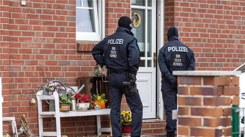 Den Angeklagten wird unter anderem ein Brandanschlag auf ein Kulturzentrum in Altdöbern (Brandenburg) vorgeworfen. (Archivbild)