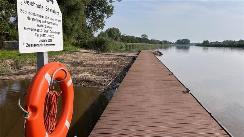 Den Anleger am Seefahrer nutzen Sportbootfahrer auf der Oste.
