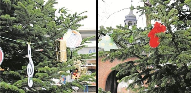 Den Baum am Torfweg (links) haben die Buxtehuder Musikzüge geschmückt. Den Baum beim Tor der früheren Kaserne hat der Malteser-Kindergarten gestaltet. Fotos: Richter