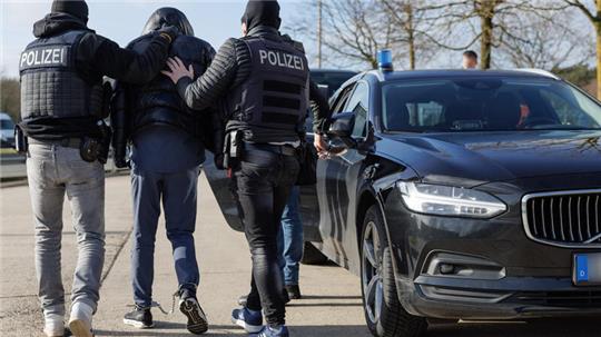 Den Beschuldigten werden 23 Geldautomatensprengungen vorgeworfen. Ihre Beute? 5,5 Millionen Euro.