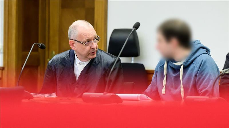 Den Beschuldigten wird vorgeworfen, an mehreren Tagen jeweils in den Abendstunden oder in der Nacht massive Gegenstände, etwa Warnbaken-Füße oder eine Betonplatte, von Autobahnbrücken auf die Fahrbahn, zum Teil auch direkt auf vorbeifahrende Fahrzeuge geworfen zu haben.