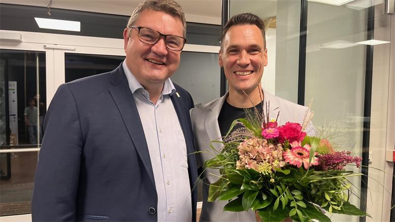 Neuer Chef im Rathaus Himmelpforten: Matthias Reichert erreicht fast 80 Prozent Den Blumenstrauß hatte Holger Falcke (links) dabei. Er gratulierte seinem Nachfolger Matthias Reichert zur Wahl.