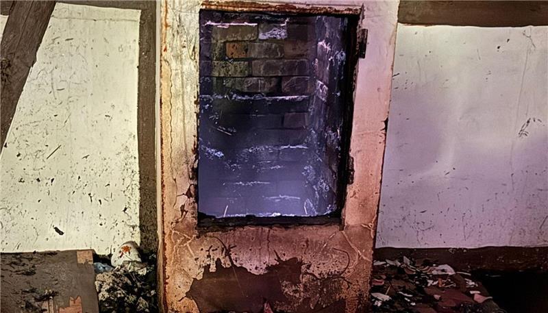 Feuer greift von Kamin auf Reetdachhaus in Wiepenkathen über Den Brand eines Reetdachhauses in Wiepenkathen hat am Freitag die Feuerwehr gelöscht.
