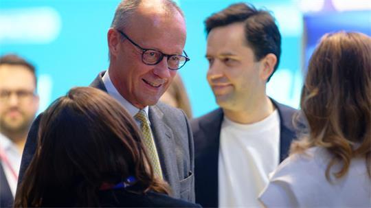 Den Delegierten der Jungen Union versprach Kanzler Merz eine vollständige Umsetzung des Rentenkompromisses mit der SPD vom Juli. 
