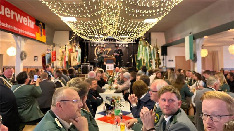 Fahnen, Bier und Erdbeertorte: Burweg feiert gleich zwei Jubiläen Den Festakt haben die Verantwortlichen wegen des unsteten Wetters vorsorglich auf den Saal von Tante Hilda verlegt.