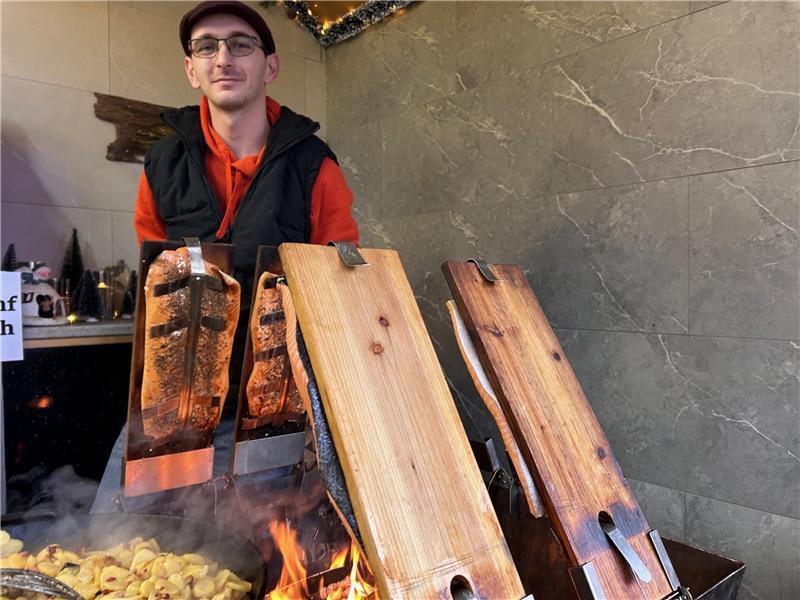 Von süß bis rauchig: So duftet es auf dem Christkindmarkt in Himmelpforten Den Flammlachs gart Jamayne Heppenheimer über Buchenholz.