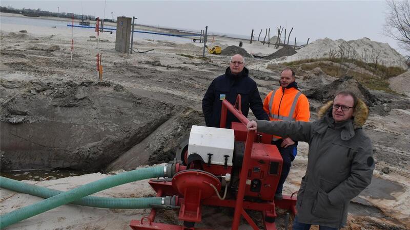 Butjadingen: Darum beginnt der Badespaß in der Nordseelagune erst im Juni Den Fortschritt der Tiefbauarbeiten in der Nordseelagune nehmen in Augenschein (von rechts): Tourismus-Geschäftsführer Claudio Patrik Schrock-Opitz, Lagunen-Leiter René Hedegger und Außenbereichs-Leiter Reiner Jahn.