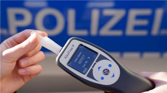 Den Führerschein ist der Mann vorerst los. (Symbolbild)