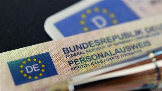 Den Gang zum Amt sollen sich Menschen ab 70 künftig sparen können, wenn ihr Ausweis abläuft. Sie sollen diesen einfach weiternutzen dürfen. (Symbolbild)