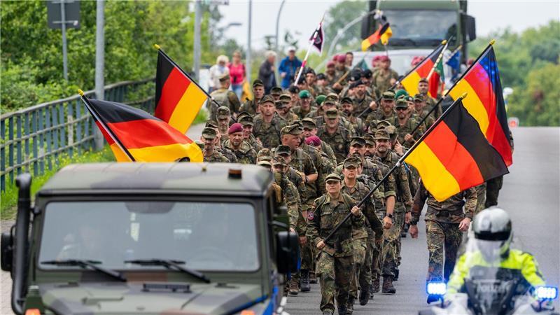 120 Kilometer: Soldaten marschieren in Gedenken an Gefallene Den Gedenkmarsch gibt es in diesem Jahr zum achten Mal.