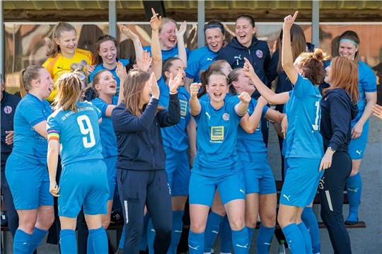 Den Gegner deklassiert. Die A/O-Fußballerinnen feiern den Sieg nach dem Spiel ausgelassen im Auetal-Stadion. Fotos: Struwe