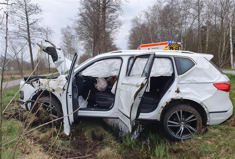 Den Gesamtschaden an den stark beschädigten Fahrzeugen schätzt die Polizei auf rund 23.000 Euro. Foto: Polizei