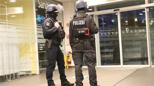 Den Haupteingang des Stader Krankenhauses haben schwer bewaffnete Polizisten gesichert.