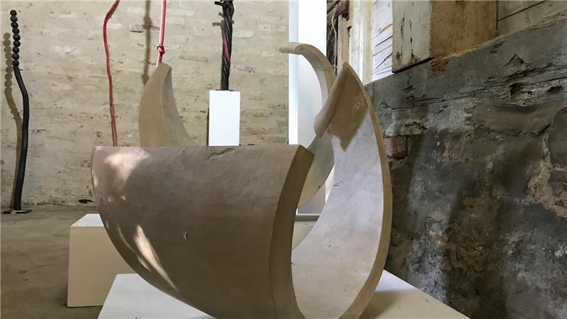 Bildhauerin Barbara Uebel eröffnet ihren neuen Ausstellungsraum Den Hohlräumen auf der Spur: Segmente I und II