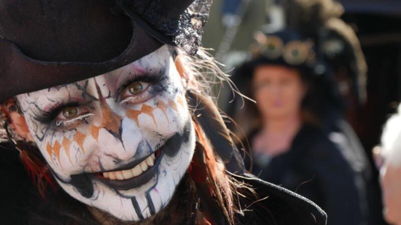 Den Kalender-Titel schmückt das von Hanmari Witte eingefangene Gewinnerbild vom Fotowettbewerb zum Steampunk Festival Buxtehude 2023.