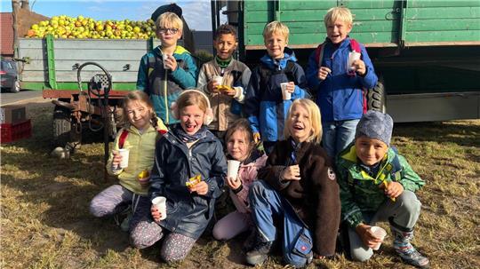 Den Kindern der 2b schmeckte der frisch gepresste Apfelsaft sehr gut.