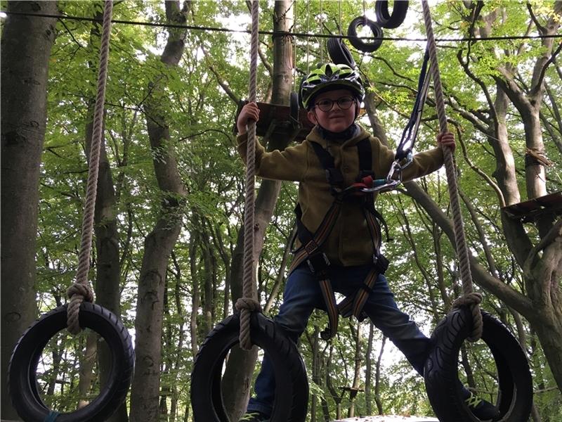 Den Kinderparcours, auf dem Henrik aus Buxtehude hier unterwegs ist, hat Michael Kreidenberg noch bis zum 31. Oktober geöffnet. Fotos: Weselmann