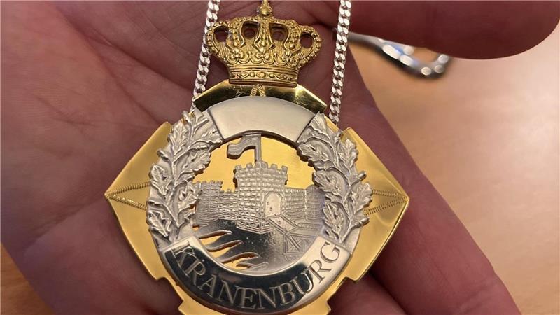 Von 1900 bis heute: Das ist besonders am Schützenverein Kranenburg Den Königsorden ziert ebenso wie das Wappen der Schützen eine Burg.