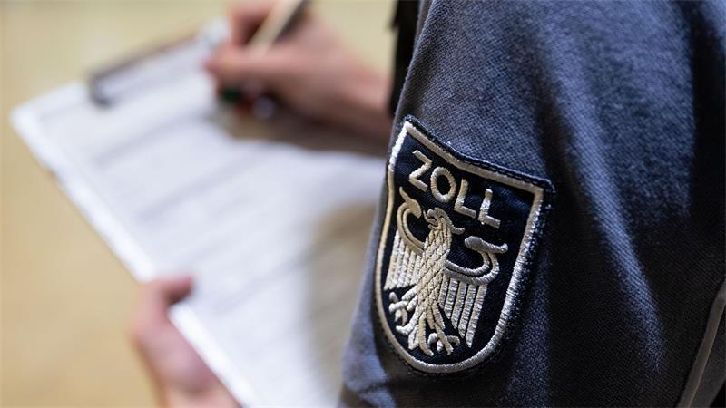 Mindestlohn-Betrug: DGB berechnet 64 Milliarden Euro Schaden Den Kontrolleuren des Zolls begegnen viele Tricks zur Umgehung des Mindestlohns. (Archivbild)