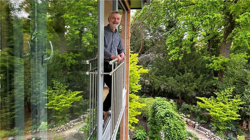 Ein Turm im Garten: Manfred Maiwalds „Tinytower“ mitten in Oldendorf Den Kronen so nah und neue Perspektiven unter und neben sich: Manfred Maiwald blickt aus der dritten Ebene seines Tinyturms.